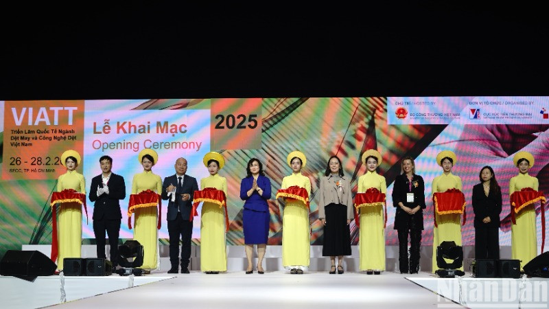 Các đại biểu cắt băng khai mạc Triển lãm quốc tế ngành Dệt may và Công nghệ dệt may 2025 (VIATT 2025).