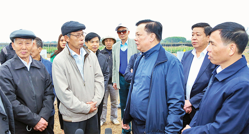 Bí thư Thành ủy Đinh Tiến Dũng gặp gỡ, trao đổi, lắng nghe ý kiến, kiến nghị của người dân thuộc dự án đường Vành đai 4 trên địa bàn huyện Đan Phượng. (Ảnh DUY LINH)