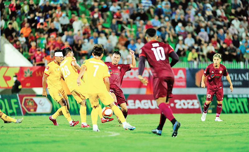 Topenland Bình Định thắng Khánh Hòa (áo vàng) 3-0. (Ảnh VPF)