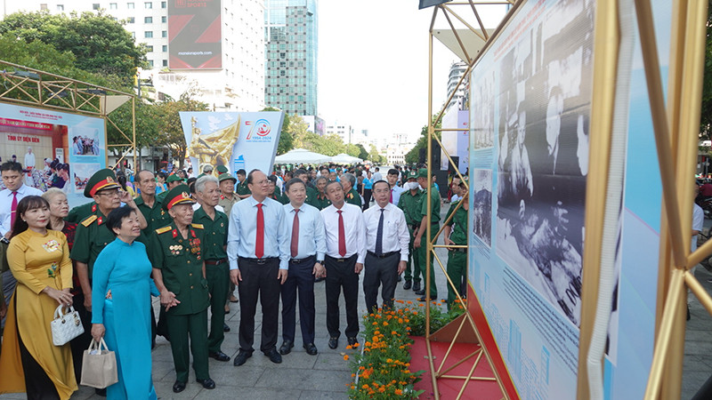 Các đại biểu tham quan triển lãm.