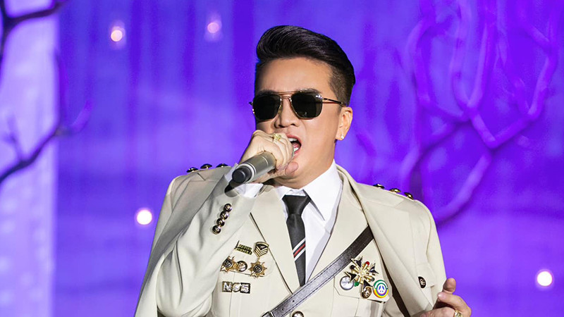 Trang phục và phụ kiện gây tranh cãi của ca sĩ Đàm Vĩnh Hưng trong chương trình "Ngày em thắp sao trời". (Ảnh: FB Đàm Vĩnh Hưng).