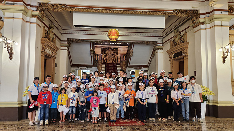 Các em tham quan trụ sở Hội đồng nhân dân-Ủy ban nhân dân Thành phố Hồ Chí Minh.