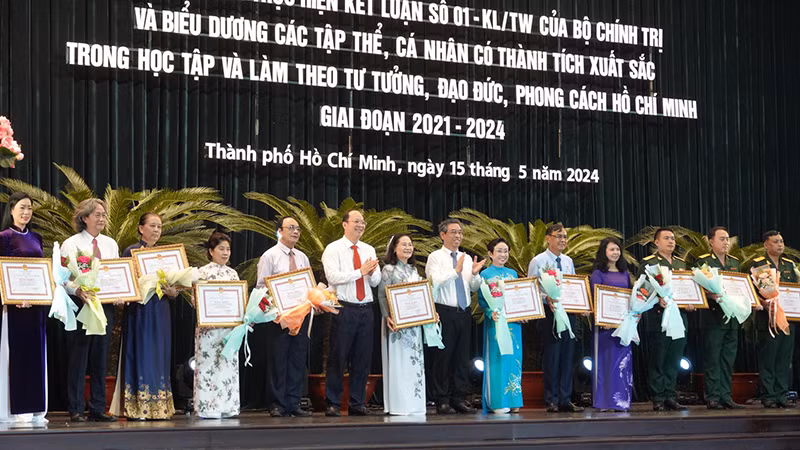 Biểu dương các cá nhân đã có thành tích xuất sắc trong học tập và làm theo tư tưởng, đạo đức, phong cách Hồ Chí Minh.