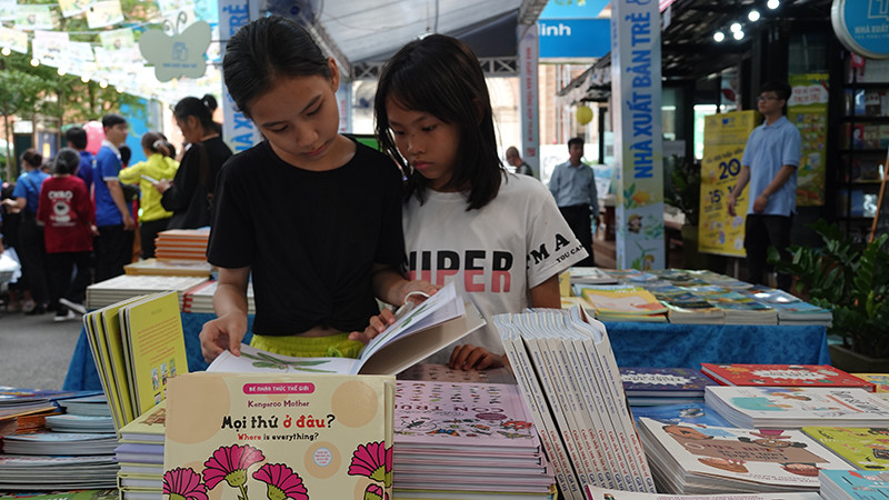 Độc giả nhí tìm sách thiếu nhi tại Hội Sách thiếu nhi Thành phố Hồ Chí Minh năm 2023.