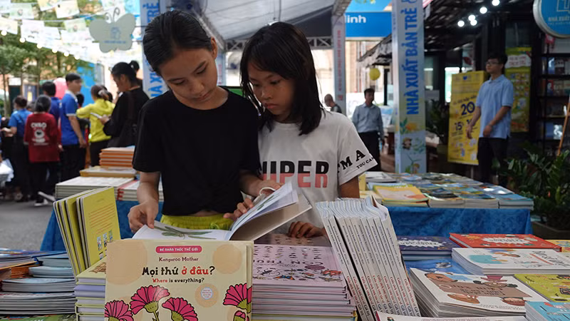 Độc giả nhí tìm sách thiếu nhi tại Hội Sách thiếu nhi Thành phố Hồ Chí Minh năm 2023.