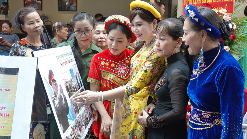 Khách tham quan triển lãm ảnh trong sáng 4/5.