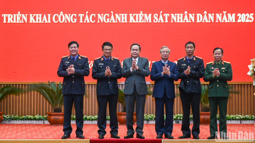Chủ tịch Quốc hội Trần Thanh Mẫn, nguyên Thường trực Ban Bí thư Trần Quốc Vượng với lãnh đạo Viện Kiểm sát nhân dân tối cao.