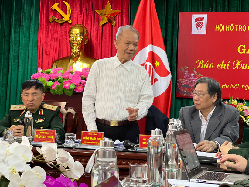 Chủ tịch Hội Hỗ trợ gia đình liệt sĩ Việt Nam, Trung tướng Hoàng Khánh Hưng chia sẻ thông tin tại buổi họp báo. 