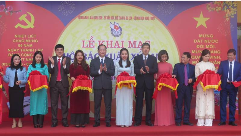 Đại diện lãnh đạo tỉnh Lạng Sơn tham gia cắt băng khai mạc Hội báo Xuân Giáp Thìn năm 2024.