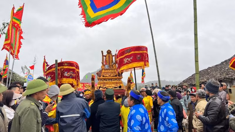 Đông đảo người dân tham gia rước bài vị các vị thần ở Lễ hội Ná Nhèm ở Trấn Yên, Bắc Sơn, (Lạng Sơn).