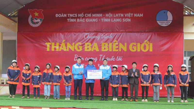 Các đơn vị tặng mũ bảo hiểm cho học sinh Trường Trung học cơ sở Xuất Lễ, Cao Lộc (Lạng Sơn).