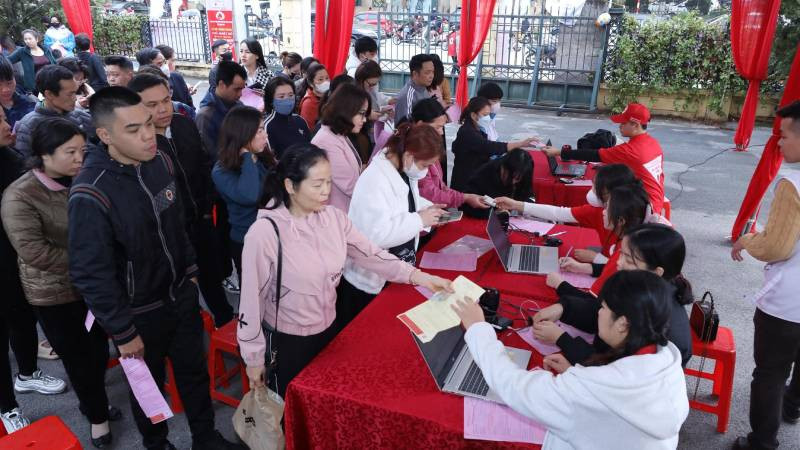 Đông đảo người dân thành phố Lạng Sơn đến đăng ký tham gia hiến máu tình nguyện.