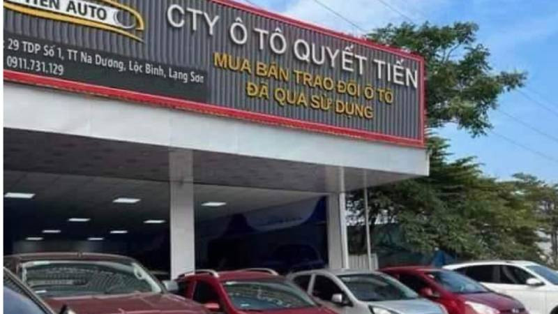 Các đối tượng dùng hình ảnh giả mạo salon ô-tô làm hình nền trên tài khoản Facebook để lừa đảo.