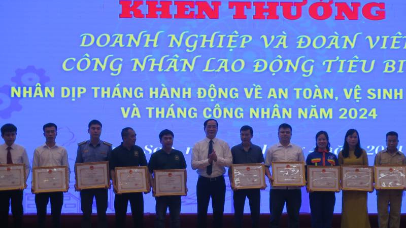 Lãnh đạo Ủy ban nhân dân tỉnh Lạng Sơn tặng Bằng khen cho các tập thể và cá nhân có thành tích xuất sắc trong an toàn, vệ sinh, lao động.