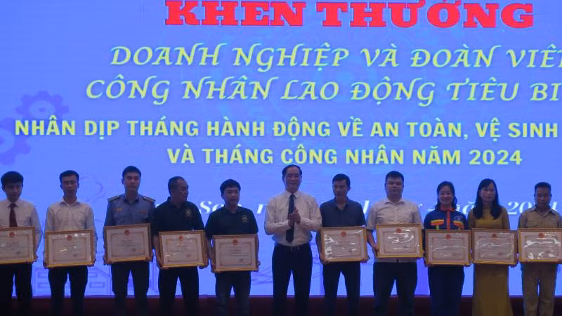 Lãnh đạo Ủy ban nhân dân tỉnh Lạng Sơn tặng Bằng khen cho các tập thể và cá nhân có thành tích xuất sắc trong an toàn, vệ sinh, lao động.