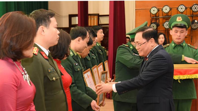 Chủ tịch Ủy ban nhân dân tỉnh Lạng Sơn tặng Bằng khen cho các tập thể và cá nhân có nhiều thành tích xuất sắc trong phong trào xây dựng đường kiểm tra cột mốc, bảo vệ biên giới.