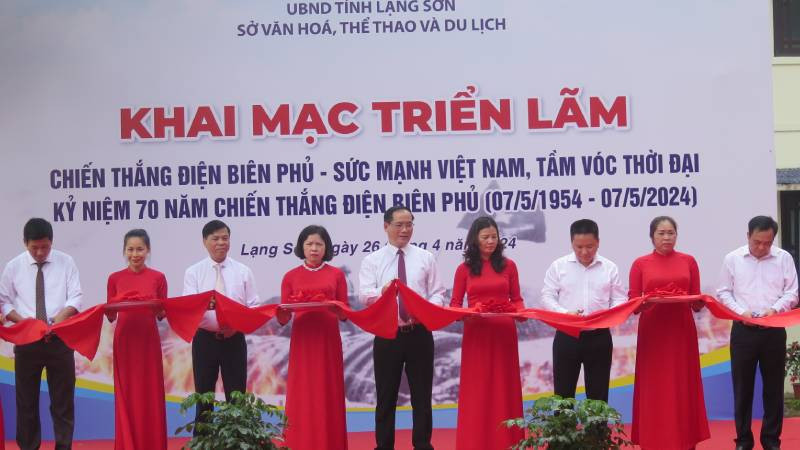 Đại diện lãnh đạo Ủy ban nhân dân tỉnh cùng các sở, ban ngành của tỉnh Lạng Sơn cắt băng khai mạc triển lãm.