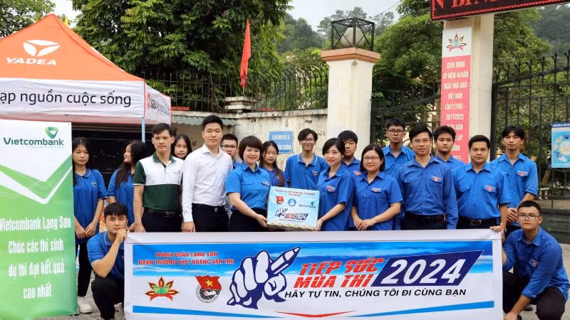 Đoàn viên Thành đoàn Lạng Sơn, tiếp sức mùa thi ở Trường trung học phổ thông Hoàng Văn Thụ.