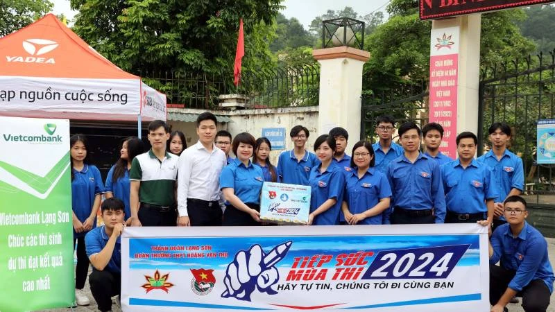 Đoàn viên Thành đoàn Lạng Sơn, tiếp sức mùa thi ở Trường trung học phổ thông Hoàng Văn Thụ.