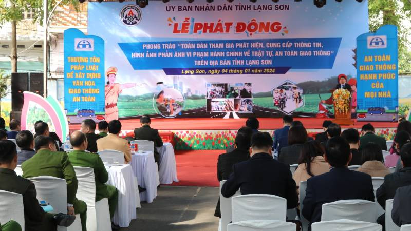 Các đại biểu tham dự lễ phát động toàn dân tham gia phát hiện vi phạm về an toàn giao thông.