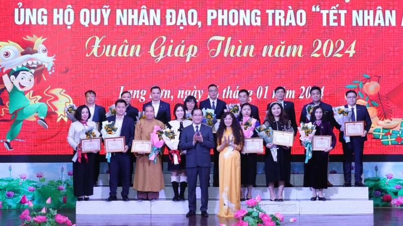 Đại diện lãnh đạo Ủy ban nhân dân tỉnh Lạng Sơn trao biển ghi nhận những tấm lòng vàng của các tổ chức, đơn vị, doanh nghiệp, nhà hảo tâm... có nhiều đóng góp cho Quỹ Nhân đạo của tỉnh.