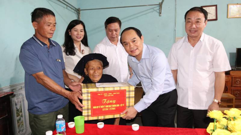 Đồng chí Nguyễn Quốc Đoàn, Bí thư Tỉnh ủy Lạng Sơn thăm tặng quà bà Hoàng Thị Choỏng, là vợ liệt sĩ, trú tại thôn Tồn Cút, xã Bắc Thủy, huyện Chi Lăng.