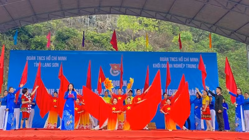 Các đoàn viên thanh niên tham gia giao lưu văn nghệ tại lễ ra quân "Tình nguyện mùa đông" và "Xuân tình nguyện" năm 2024.