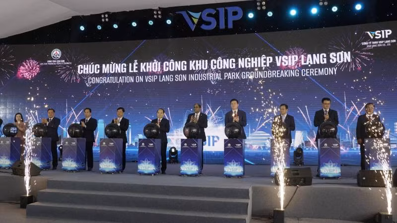 Các đại biểu thực hiện nghi lễ khởi công Dự án VSIP Lạng Sơn.