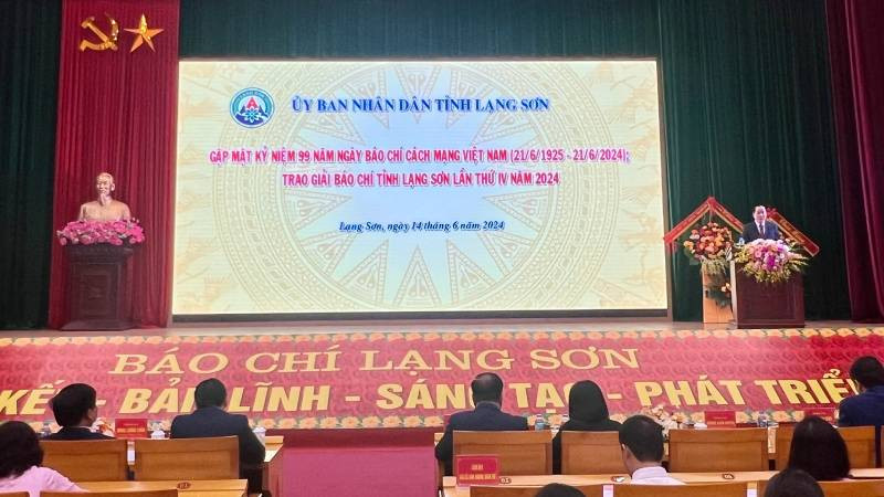 Đại diện lãnh đạo tỉnh Lạng Sơn cùng các đại biểu dự buổi gặp mặt Kỷ niệm 99 năm Ngày Báo chí cách mạng Việt Nam.