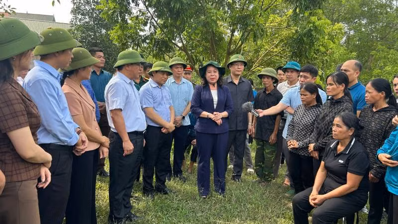 Phó Chủ tịch nước Võ Thị Ánh Xuân thăm hỏi, động viên người dân ở thôn Đồng Bụt, xã Yên Bình, huyện Hữu Lũng, tỉnh Lạng Sơn.