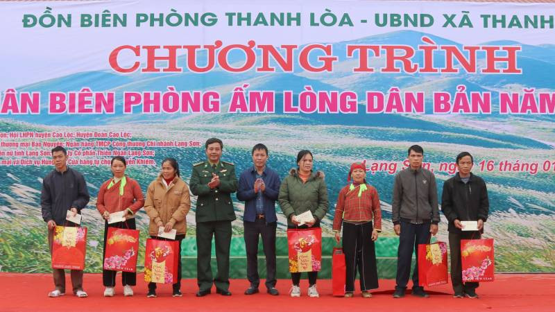 Lãnh đạo Bộ chỉ huy Bộ đội Biên phòng tỉnh Lạng Sơn tặng quà cho các hộ gia đình khó khăn ở khu vực biên giới.
