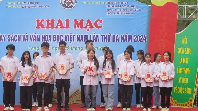 Ban tổ chức tặng sách cho học sinh có hoàn cảnh khó khăn.