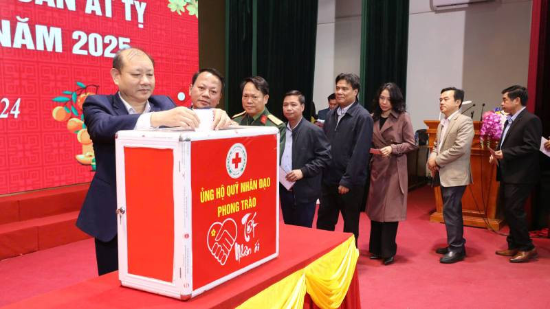 Các đại biểu tham gia ủng hộ Quỹ Nhân đạo và phong trào "Tết nhân ái".