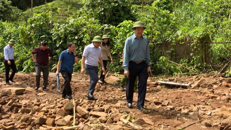 Đoàn công tác do đồng chí Mai văn Chính, Trưởng Ban Dân vận Trung ương đến thăm, kiểm tra khắc phục hậu quả bão số 3 ở thôn Làng Bu 1, xã Lâm Sơn, huyện Chi Lăng, tỉnh Lạng Sơn.
