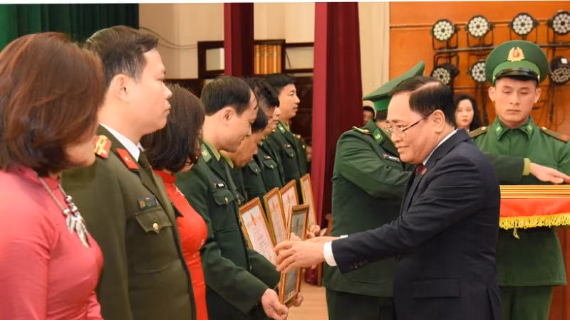 Chủ tịch Ủy ban nhân dân tỉnh Lạng Sơn tặng Bằng khen cho các tập thể và cá nhân có nhiều thành tích xuất sắc trong phong trào xây dựng đường kiểm tra cột mốc, bảo vệ biên giới.