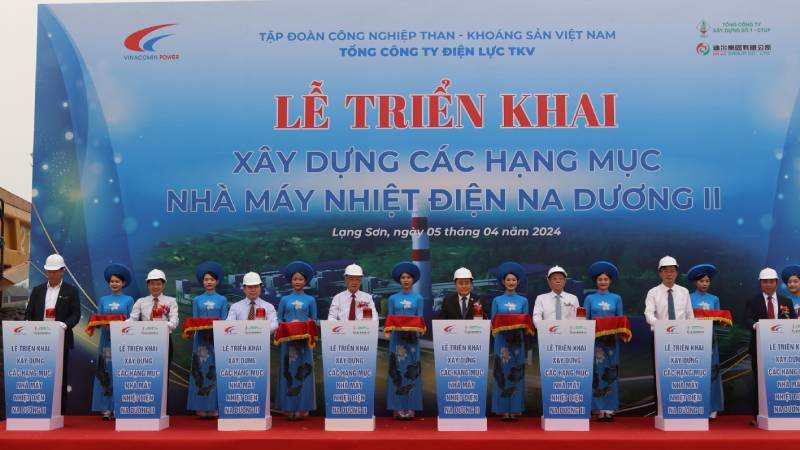 Các đại biểu tham gia bấm nút triển khai xây dựng Nhà máy Nhiệt điện Na Dương II.