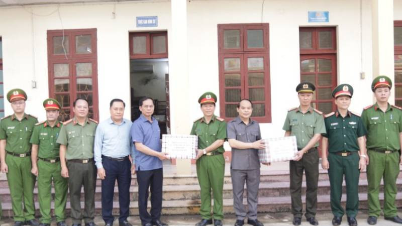 Phó Thủ tướng Chính phủ Bùi Thanh Sơn, thăm hỏi, tặng quà cho các lực lượng tham gia ứng trực ở huyện Văn Lãng, (Lạng Sơn).