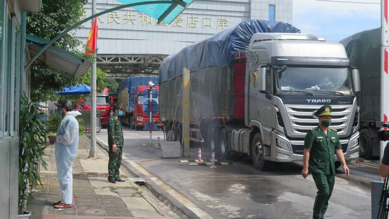 Cán bộ, chiến sĩ Đồn Biên phòng cửa khẩu Chi Ma, Lộc Bình, (Lạng Sơn), thường xuyên kiểm tra xe hàng hóa xuất, nhập khẩu qua cửa khẩu.