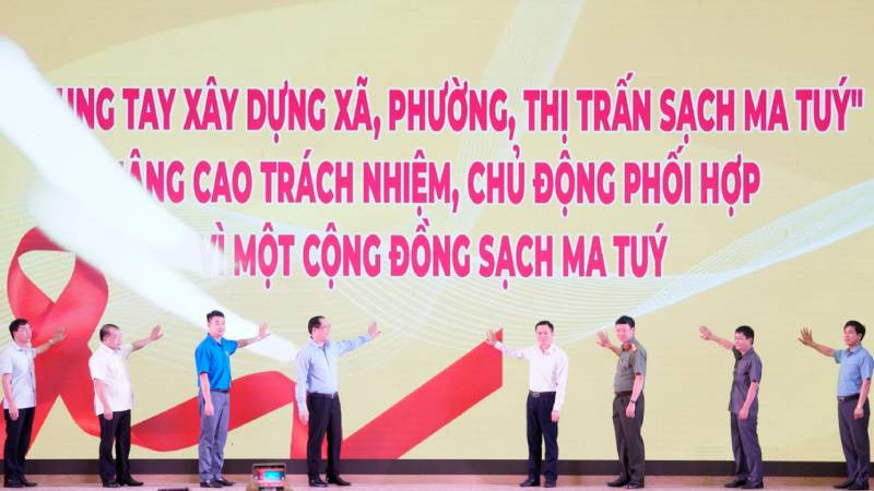 Các đại biểu tham gia nghi lễ cam kết chung tay phòng, chống ma túy.
