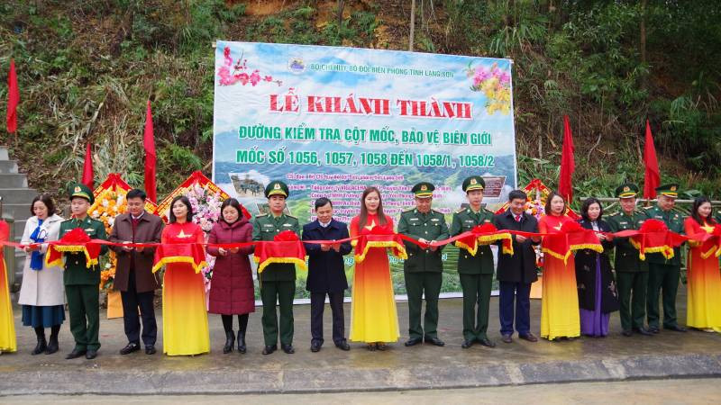Cán bộ, chiến sĩ Đồn Biên phòng Na Hình, Văn Lãng, (Lạng Sơn), cùng các nhà tài trợ tham gia cắt băng khánh thành đường kiểm tra mốc bảo vệ biên giới. 