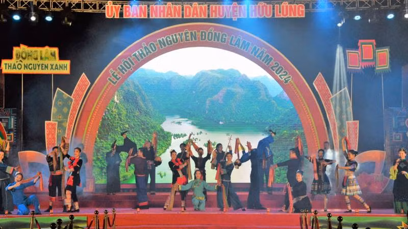 Các đội văn nghệ quần chúng tham gia biểu diễn các tiết mục hát then, đàn tính, chào mừng Lễ hội thảo nguyên Đồng Lâm.