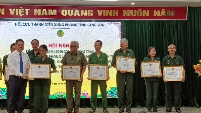 Phó Chủ tịch Ủy ban nhân dân tỉnh Lạng Sơn, Đoàn Thanh Sơn, tặng Bằng khen của Chủ tịch Ủy ban nhân dân tỉnh cho các tập thể và cá nhân có thành tích xuất sắc trong phong trào thi đua làm kinh tế giỏi.