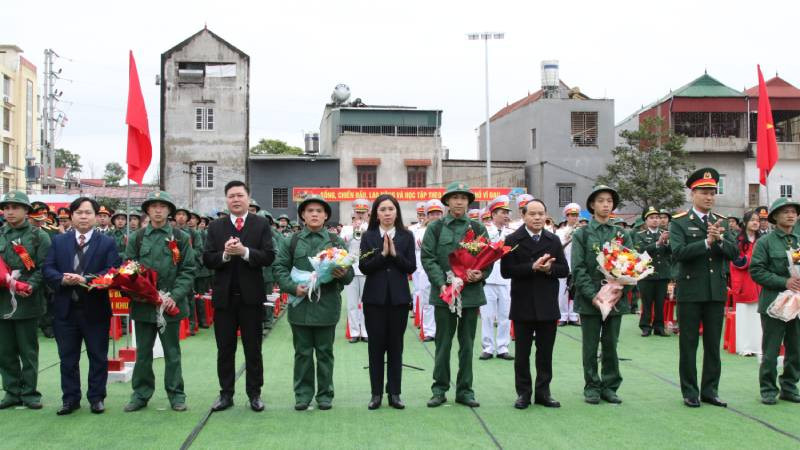 Lãnh đạo Tỉnh ủy, Huyện ủy, Ủy ban nhân dân huyện Lộc Bình (Lạng Sơn), tặng hoa chúc mừng các tân binh lên đường nhập ngũ.