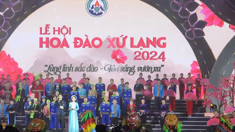 Các văn nghệ sĩ tham gia tiết mục biểu diễn khai mạc lễ hội hoa đào xứ Lạng năm 2024.