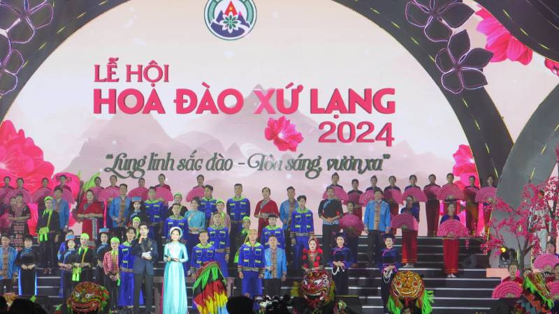 Các văn nghệ sĩ tham gia tiết mục biểu diễn khai mạc lễ hội hoa đào xứ Lạng năm 2024.
