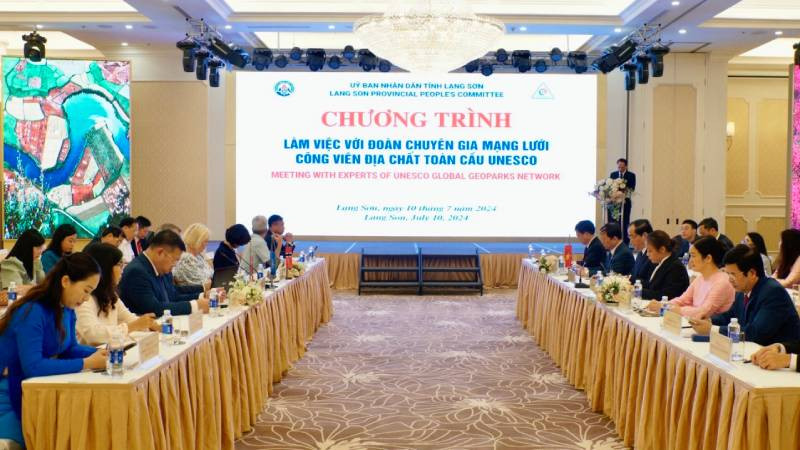 Các đại biểu dự, làm việc với đoàn chuyên gia UNESCO về thẩm định thực địa hồ sơ đề nghị công nhận Công viên địa chất Lạng Sơn là Công viên địa chất toàn cầu UNESCO.