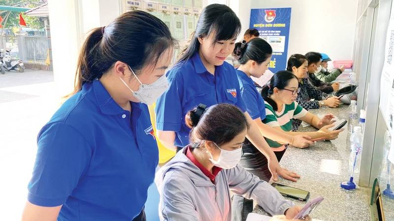 Đoàn viên thanh niên xã Chi Lăng, huyện Chi Lăng (Lạng Sơn) hướng dẫn người dân cài đặt số.