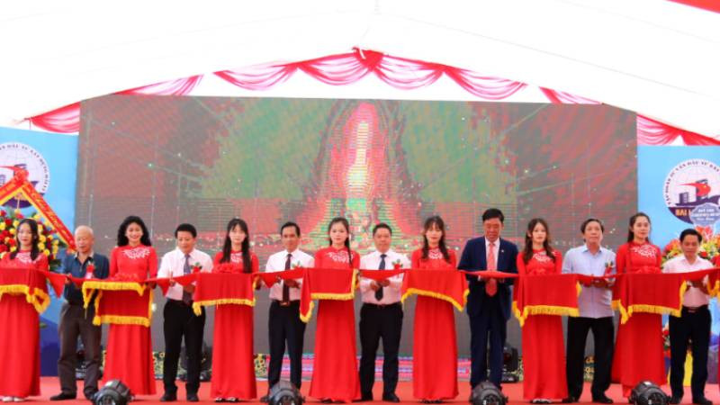 Các đại biểu cắt băng khánh thành Nhà máy Thủy điện Bản Nhùng (Kỳ Cùng 6).