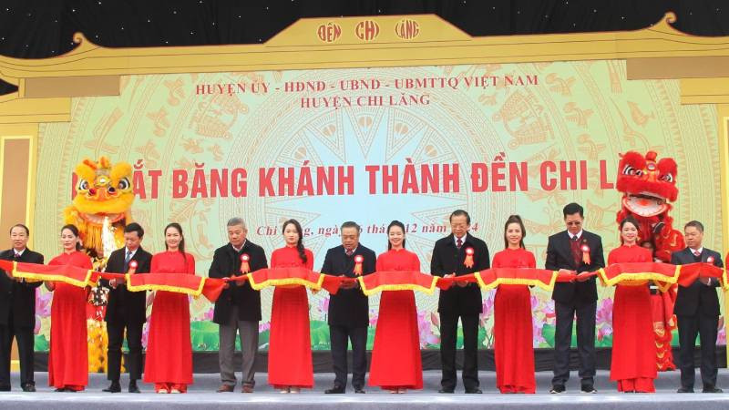 Các đại biểu tham gia nghi thức cắt băng khánh thành đền Chi Lăng.