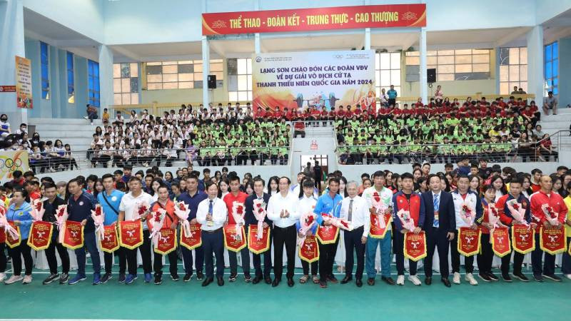 Đại diện các đoàn tham dự thi đấu nhận cờ lưu niệm và hoa của Ban Tổ chức giải.